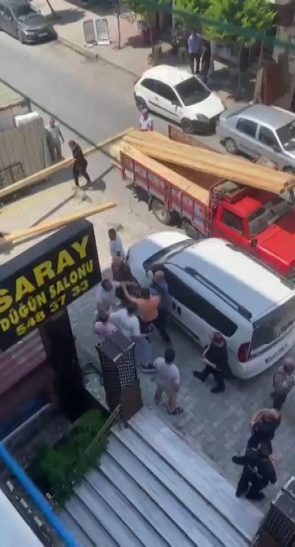 Binanın merdivenleri çöktü: Pencerede kurtarılmayı beklediler - Resim: 8