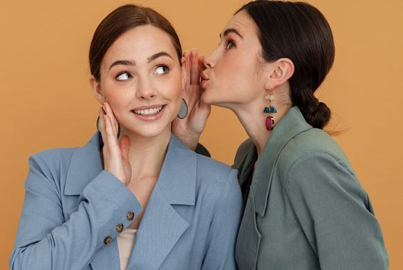 Kulakları her yerde: Astrolojinin en dedikoducu 5 burcu - Resim: 3