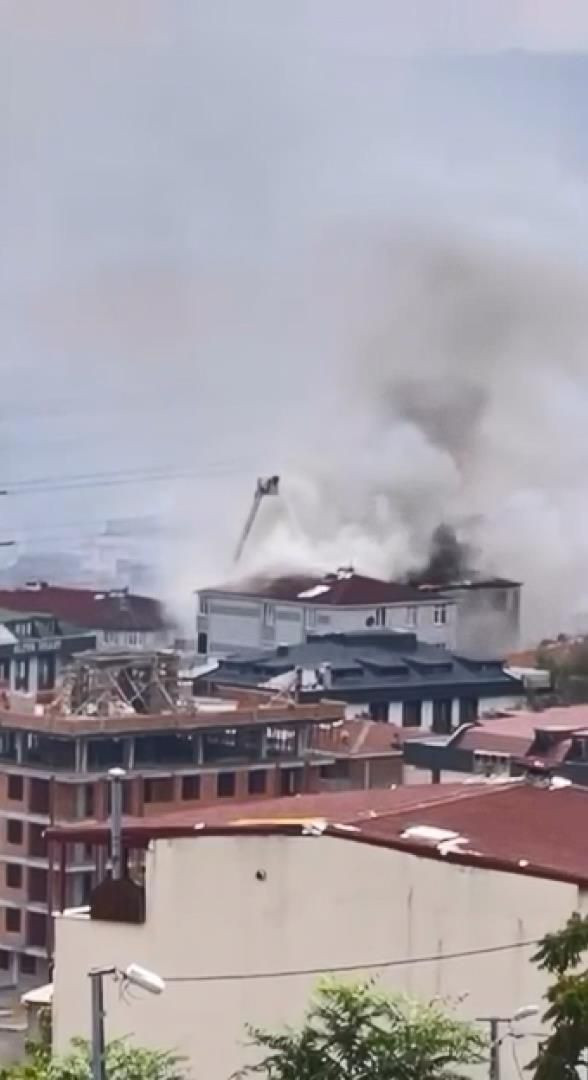 Avcılar’da yangın: Bina tahliye edildi: Mahalle sakinleri sokağa döküldü - Resim: 7