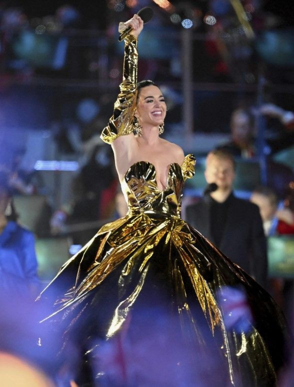 Katy Perry’yi alevler sardı: 'Watch It Burn' klip çekiminde yangın paniği - Resim: 6