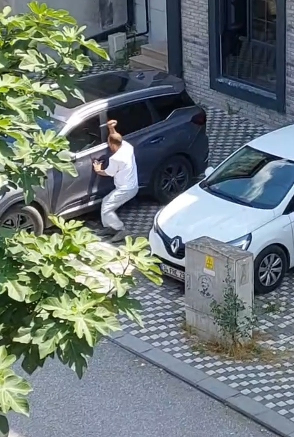 Sakarya'da park yeri kavgasında sınırlar zorlandı: Gözü dönmüş adam böyle saldırdı - Resim : 1