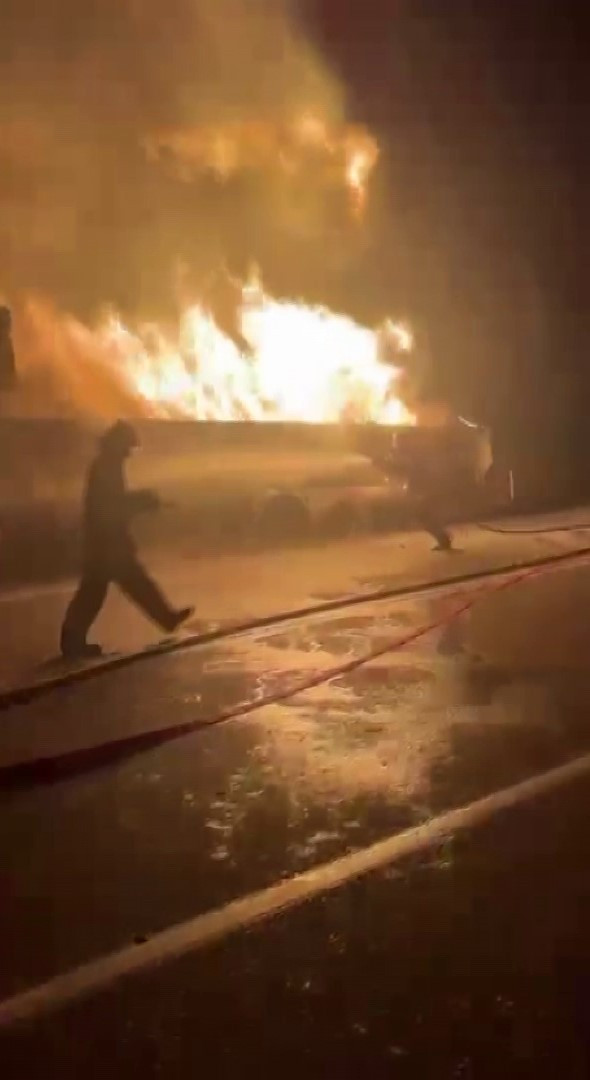 Isınan fren balataları faciaya neden oldu: Antalya'da sunta y&uuml;kl&uuml; TIR alevlere teslim oldu - Resim : 2