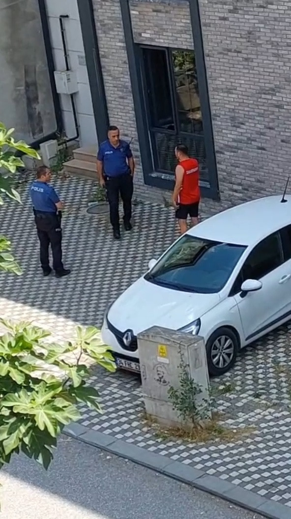 Sakarya'da park yeri kavgasında sınırlar zorlandı: Gözü dönmüş adam böyle saldırdı - Resim : 3