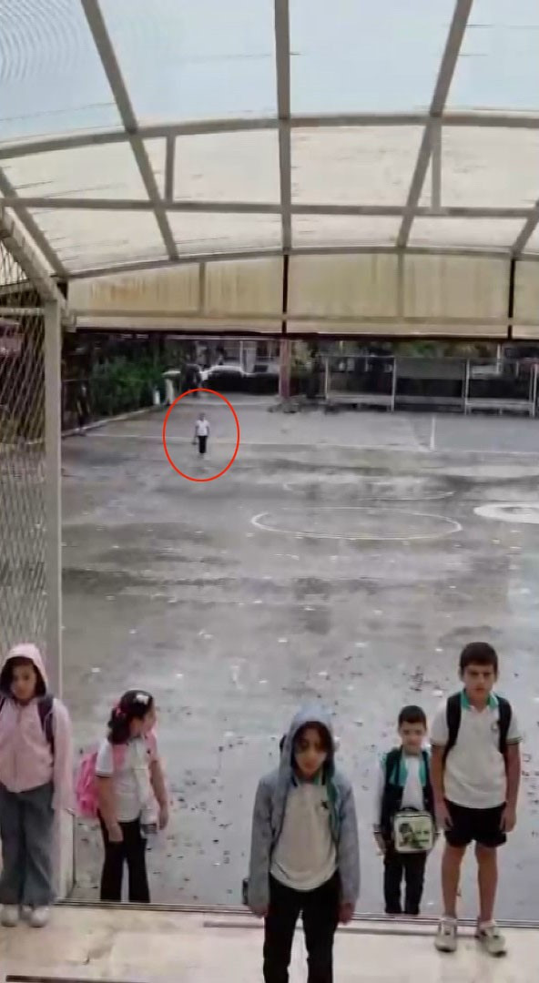 Herkes sınıftaydı: O bahçede yağmur altında İstiklal Marşı'nı okudu - Resim : 2
