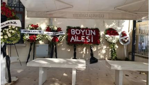 Yeni nesil çete liderinin annesi öldü: Cenazesine çeteler çelenk yağdırdı - Resim : 2