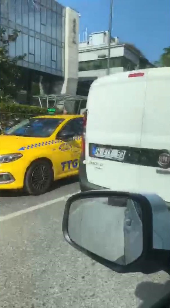 Cep telefonu kayıttayken bile durmadı: Üsküdar'da yumruklu saldırı - Resim : 4