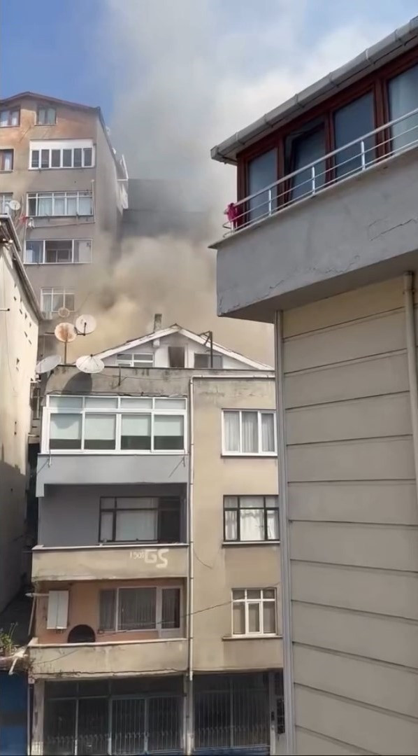 Alevler ve dumanlar çatıyı kapladı: Kağıthane’de yangın - Resim : 1