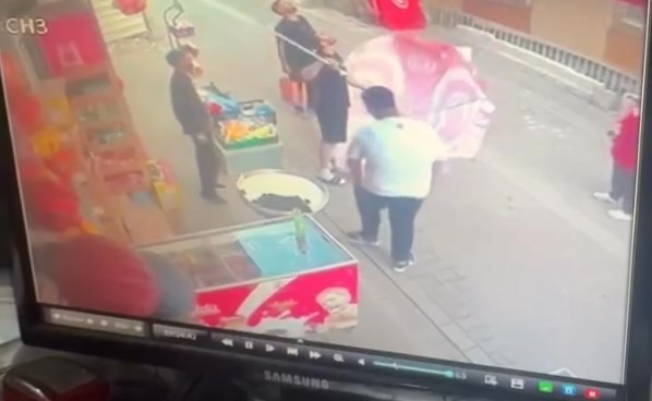 8. kattan ölüme atladı: Mucize şemsiyeyle geldi - Resim : 2