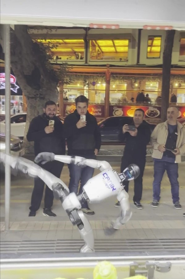 Türkiye'nin nüfusa kayıtlı ilk insansı robotu Amasyalıları mest etti - Resim : 2