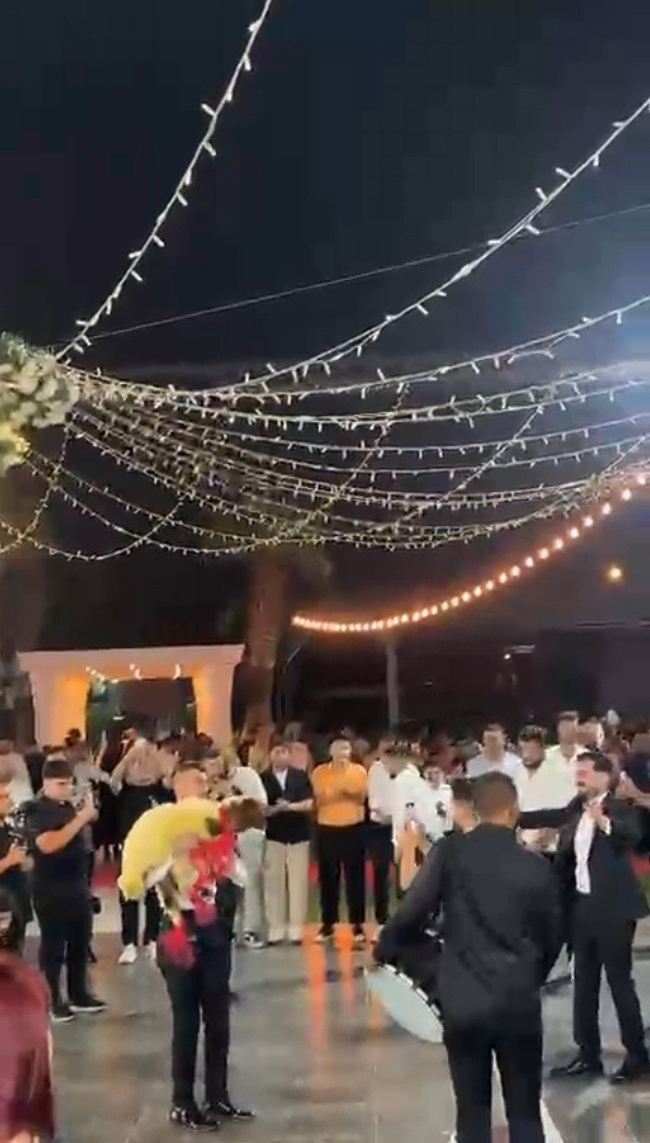 Çeyrek hayali kurarken kuzuya razı oldu: Damada arkadaşından canlı takı - Resim : 4