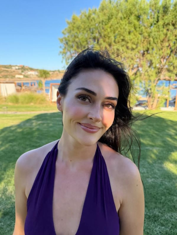 Esra Bilgiç, mor elbisesiyle büyüledi - Resim : 1