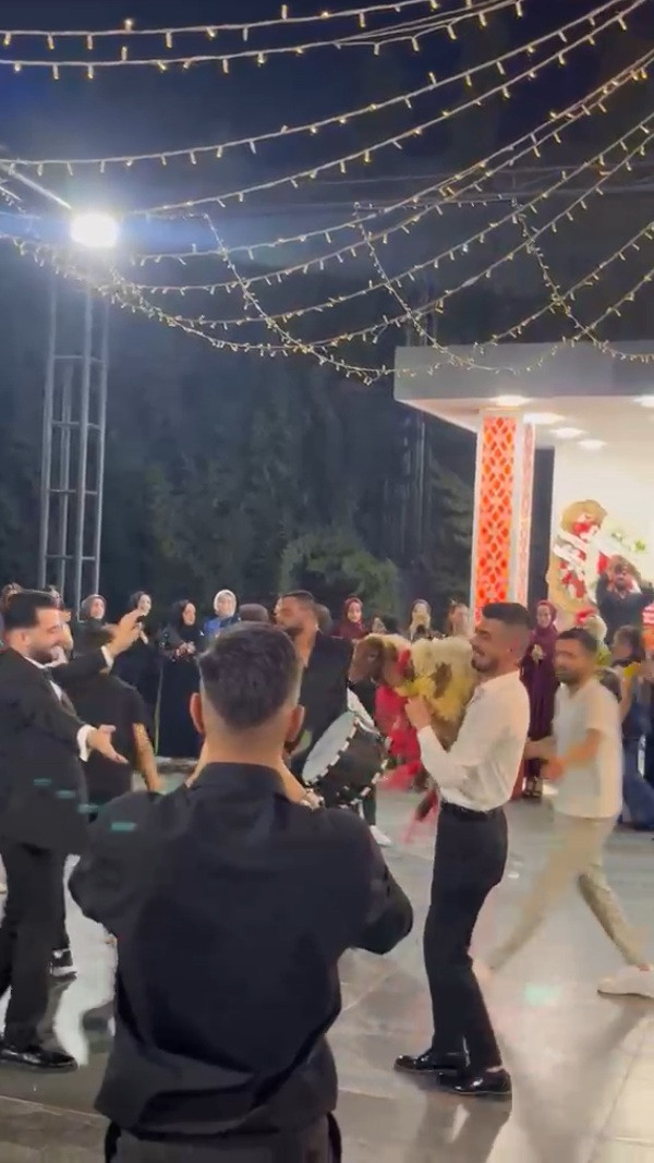 Çeyrek hayali kurarken kuzuya razı oldu: Damada arkadaşından canlı takı - Resim : 5