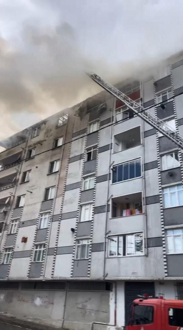 Avcılar’da yangın: Bina tahliye edildi: Mahalle sakinleri sokağa döküldü - Resim: 3
