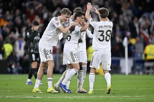 Türkiye maçı öncesi Romanya'yı Arda Güler korkusu sardı: Manşetlere taşıdılar - Resim: 5