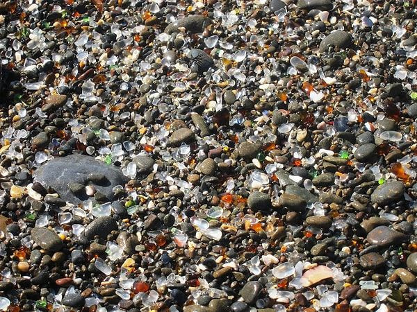 Asfalta 300 ton cam parçası döktüler - Resim: 1