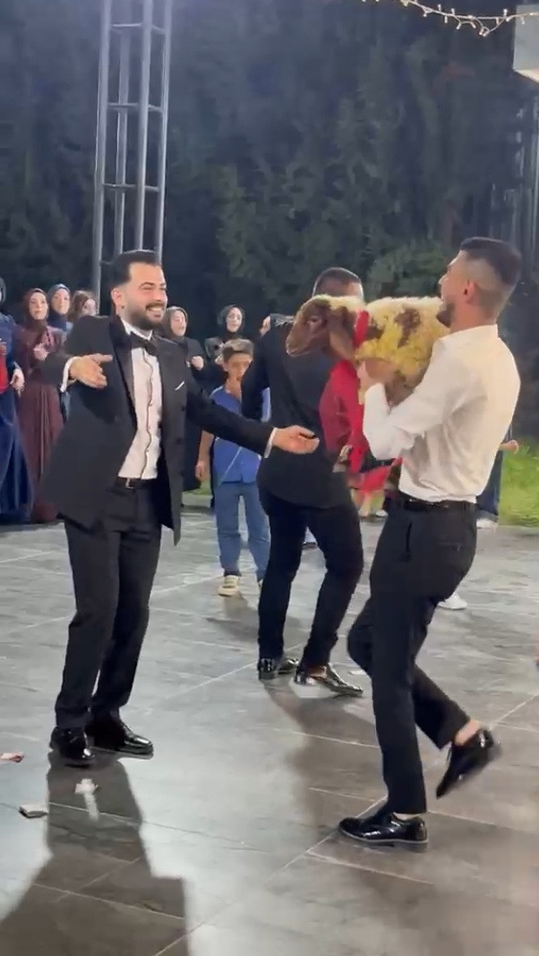 Çeyrek hayali kurarken kuzuya razı oldu: Damada arkadaşından canlı takı - Resim : 1