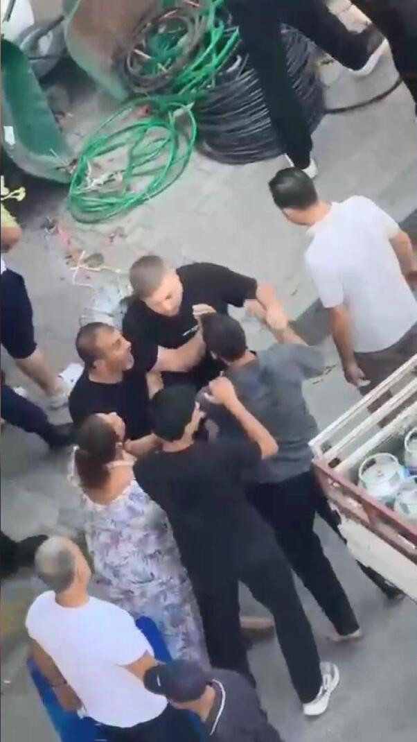Park kavgasında yumruklar konuştu: "Bıçakla keseceğim" diyerek tehditler savurdu - Resim : 1