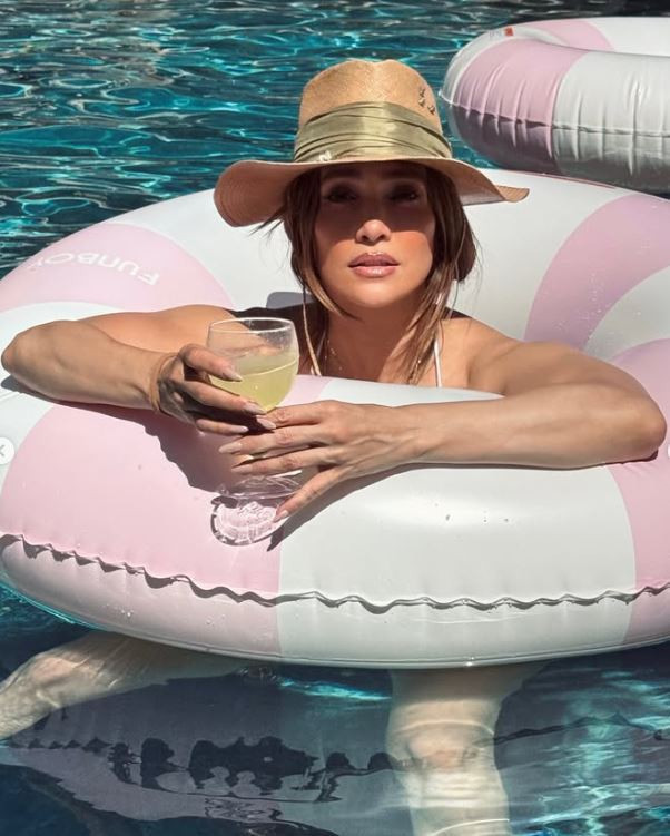 Jennifer Lopez’in tatil pozları gündem oldu: Yıllara meydan okuyor - Resim : 2
