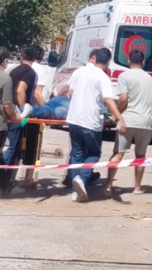 Sultanbeyli'de çelik çatı yerleştirilirken işçilerin üzerine düştü - Resim : 1