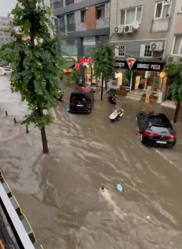Yaz yağmuru yağdı, İstanbul'u sel bastı...Yollar göle döndü - Resim: 4