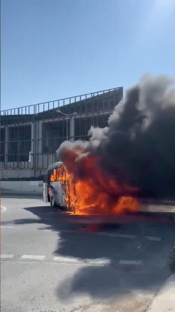 Arnavutköy'de korku dolu anlar: Servis minibüsü alev alev yandı - Resim : 1