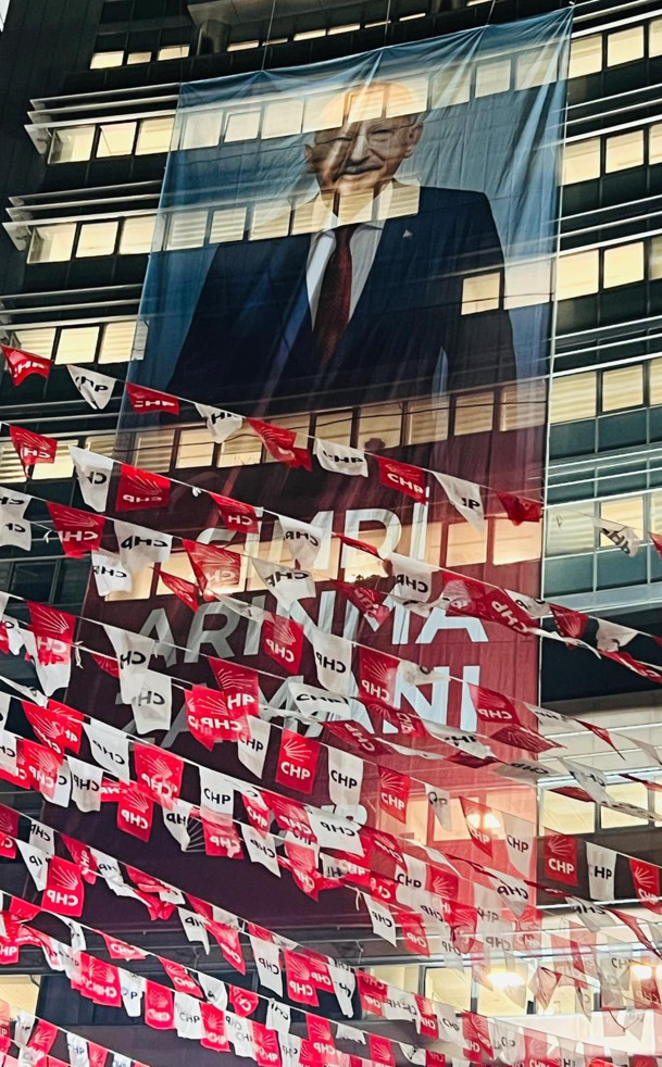 CHP Genel Merkezi'nde miting hazırlığı: Kılıçdaroğlu'nun fotoğrafı yeniden genel merkezde - Resim : 2