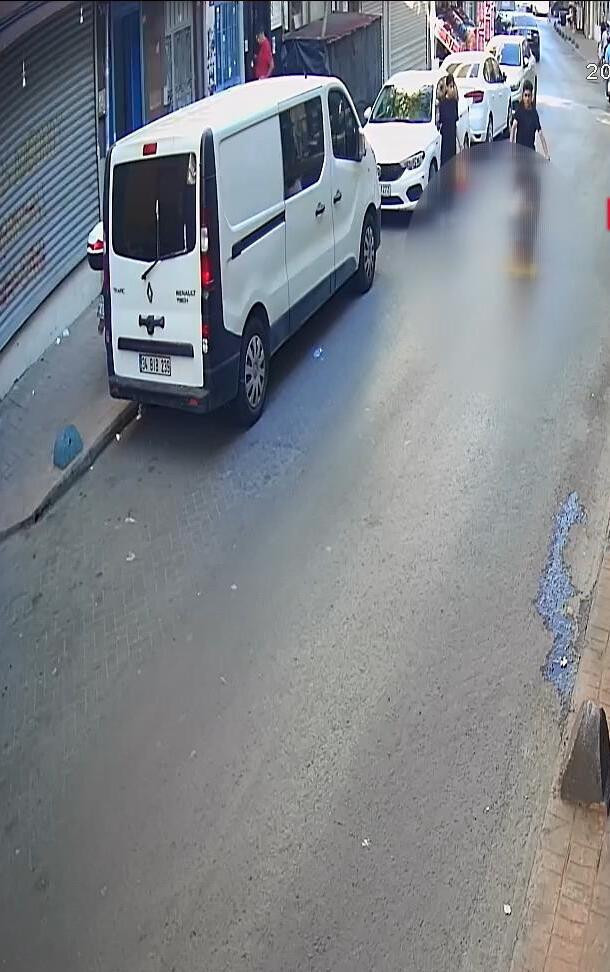 Mahalleyi sokağa döken kaza: Annenin çığlığı yürekleri dağladı - Resim : 2