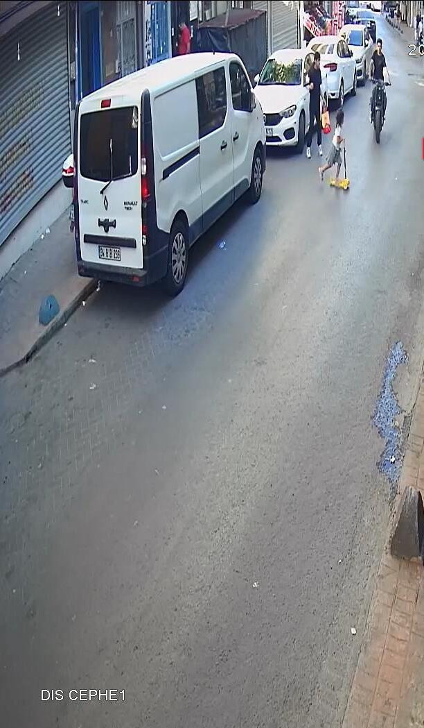 Mahalleyi sokağa döken kaza: Annenin çığlığı yürekleri dağladı - Resim : 1