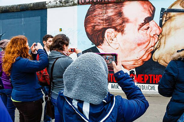 Berlin Duvarı önünde öpücük partiyi karıştırdı: AKP'li meclis üyesi Mehmet Ergüneş eşiyle dudak dudağa! - Resim: 3