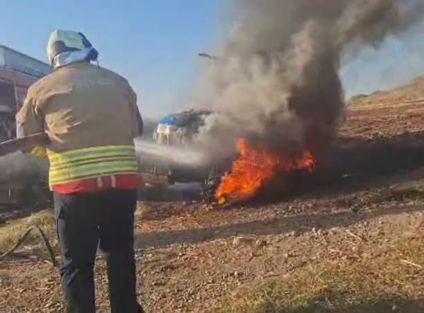 Tarlanın ortasında alev aldı: Çiftçi canını son anda kurtardı - Resim : 2