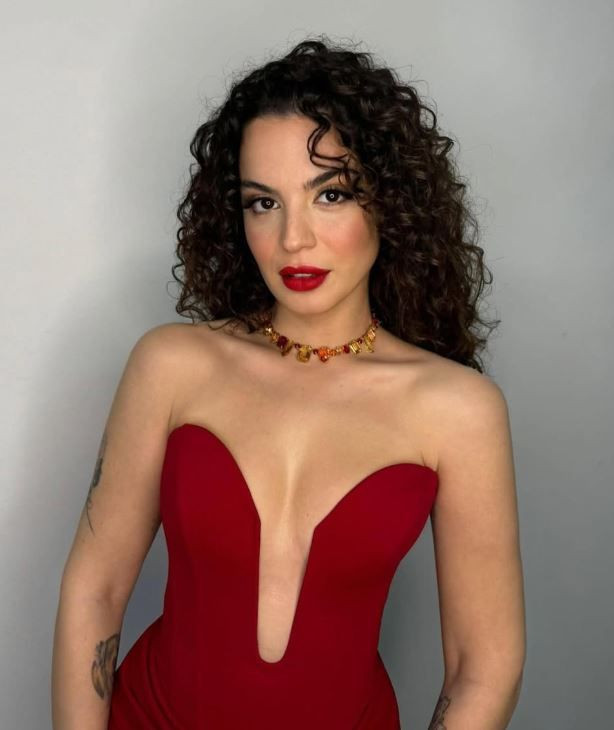 Dekor felaketi: Sahnede korku dolu anlar! Aslı Bekiroğlu'nun kafasına kapı düştü - Resim: 19