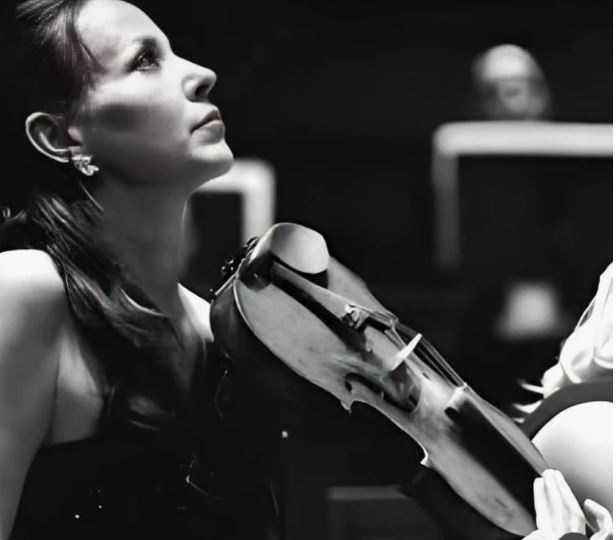 İzmir Devlet Senfoni Orkestrası sanat&ccedil;ısı Deniz &Ouml;zasker son yolculuğuna uğurlandı - Resim : 1