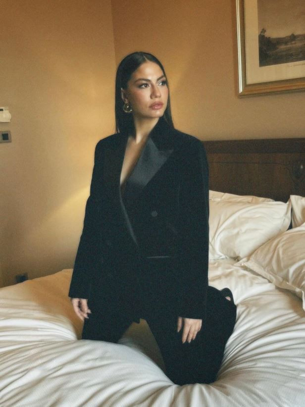 Eşref Rüya’nın Nisan’ı Demet Özdemir peş peşe fotoğraf yağdırdı: Hayranları tek bir şeyde hemfikir oldu - Resim: 9