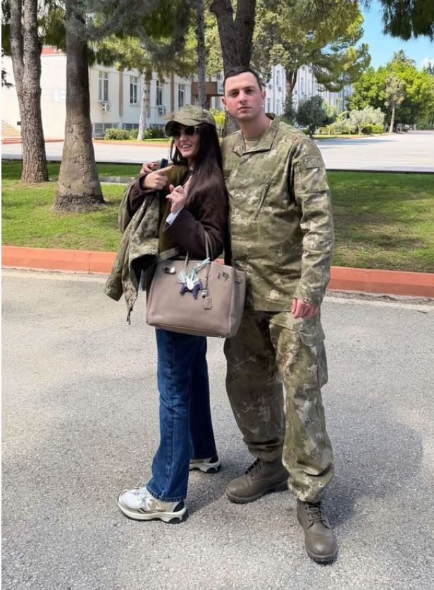 Sibel Can’ın Westminster mezunu oğlu Emir asker oldu: Melisa Ural kardeşini asker ocağında ziyaret etti - Resim: 4