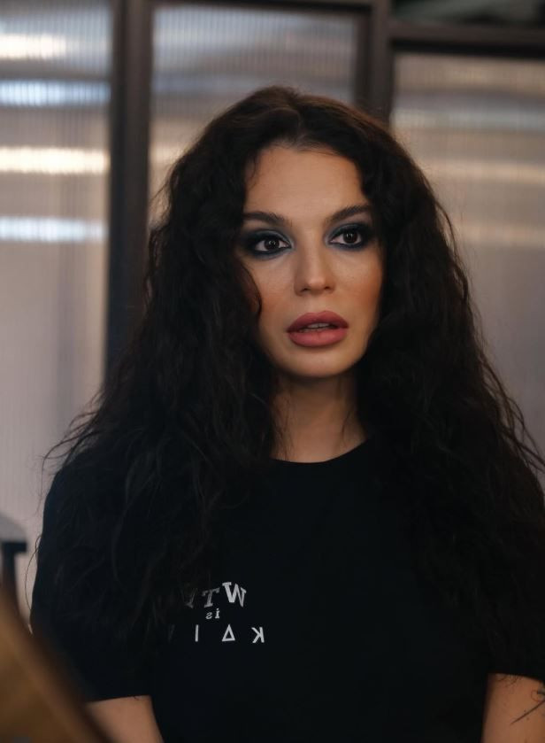 Dekor felaketi: Sahnede korku dolu anlar! Aslı Bekiroğlu'nun kafasına kapı düştü - Resim: 12