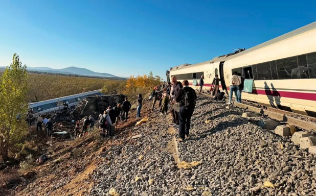 İspanya Toledo’da hızlı tren kazası: İki vagon yamaçtan yuvarlandı ölü ve yaralılar var - Resim : 2