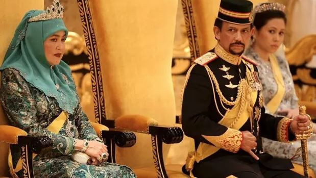Böyle şatafat görülmedi: Milyarder Sultan altın kaplama uçağıyla şov yaptı - Resim: 1