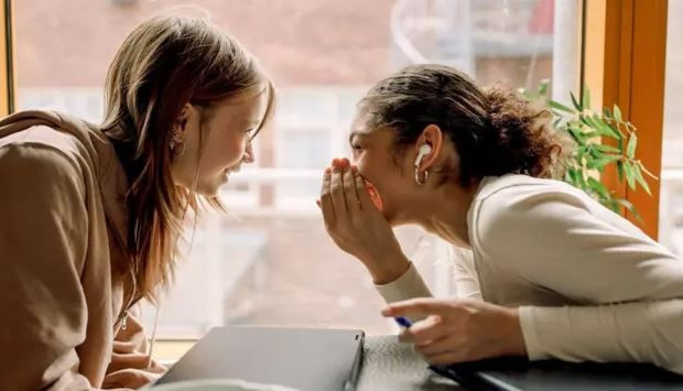 Kulakları her yerde: Astrolojinin en dedikoducu 5 burcu - Resim: 2