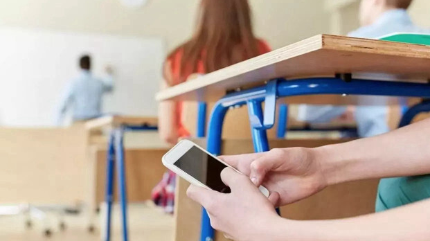 Yeni düzenleme hayata geçti: Fransa'da liselerde cep telefonu yasağı başladı - Resim: 1