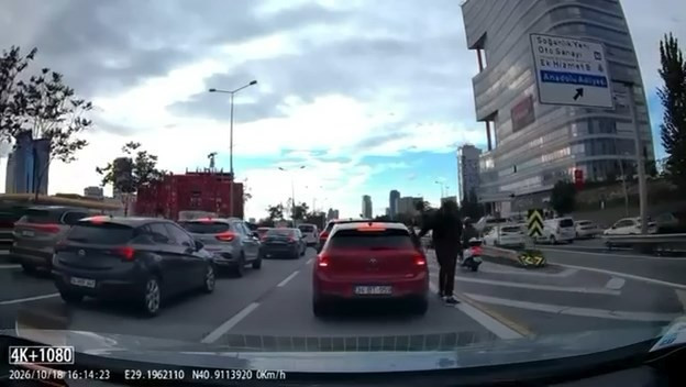 Kartal'da yoğun trafiği görünce aracından inip plakayı çıkardı - Resim : 3