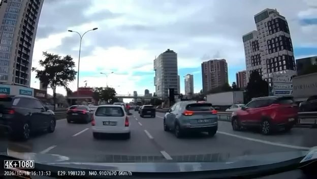 Kartal'da yoğun trafiği görünce aracından inip plakayı çıkardı - Resim : 1