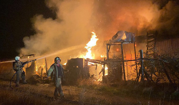 Silivri’de alevli gece: İşçilerin kaldığı konteyner kül oldu - Resim : 1