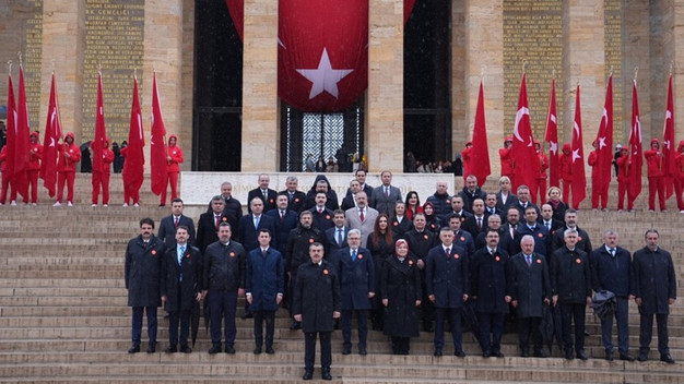 Devlet erkanı Atatürk'ün huzurunda... - Resim : 4