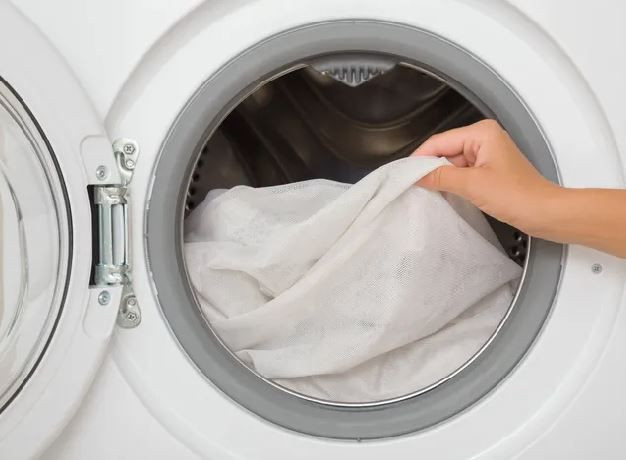 Tül perdeleri kar gibi beyazlatıyor: Sadece yıkama suyuna 2 kaşık eklemek yetiyor - Resim: 3