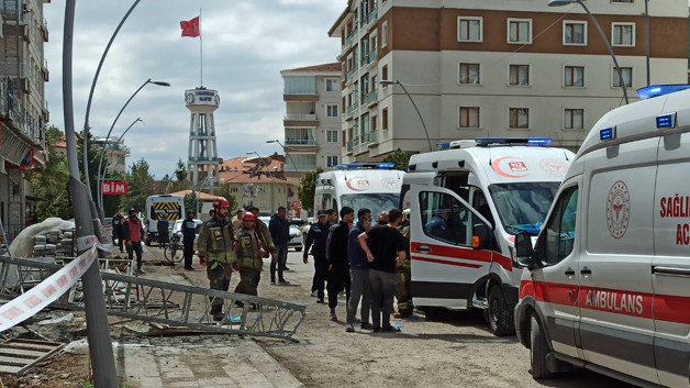 Ankara'da sekiz katlı inşaatın iskelesi çöktü: 3 yaralı - Resim : 1