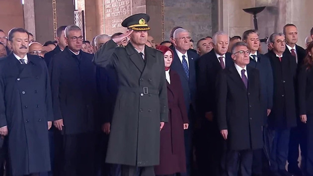 Devlet erkanı Atatürk'ün huzurunda... - Resim : 2