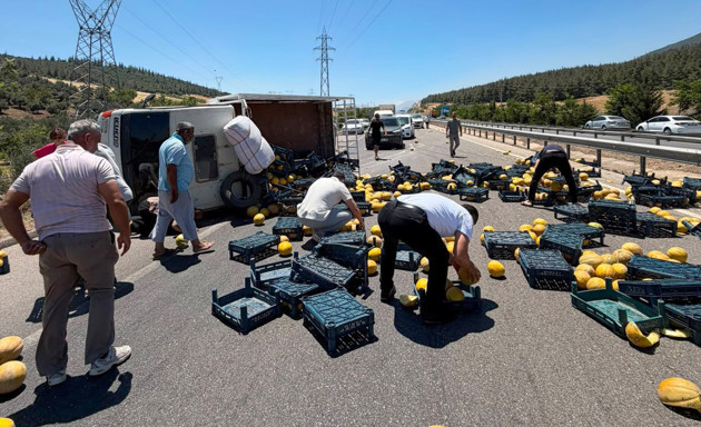 2 ton kavun yola saçıldı: Gaziantep’te korkutan kaza - Resim : 1