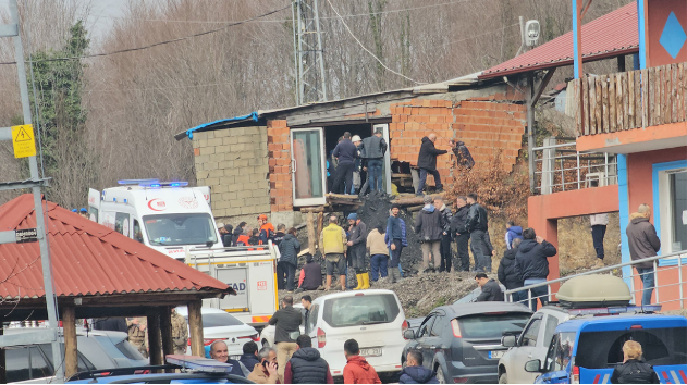 Son Dakika... Zonguldak'ta maden ocağında göçük: Mahsur kalan 3 işçiden biri kurtarıldı - Resim : 1