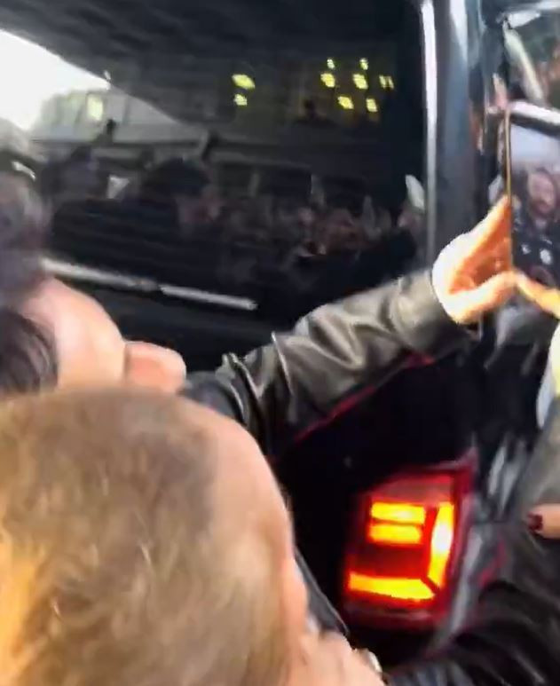 Megastar Tarkan yine g&ouml;n&uuml;lleri fethetti: Galeriye girip fotoğrafı bile kontrol etti - Resim : 2