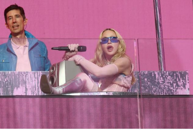 Madonna’nın sahnedeki tehlikeli hareketi hayranlarını korkuttu - Resim : 3